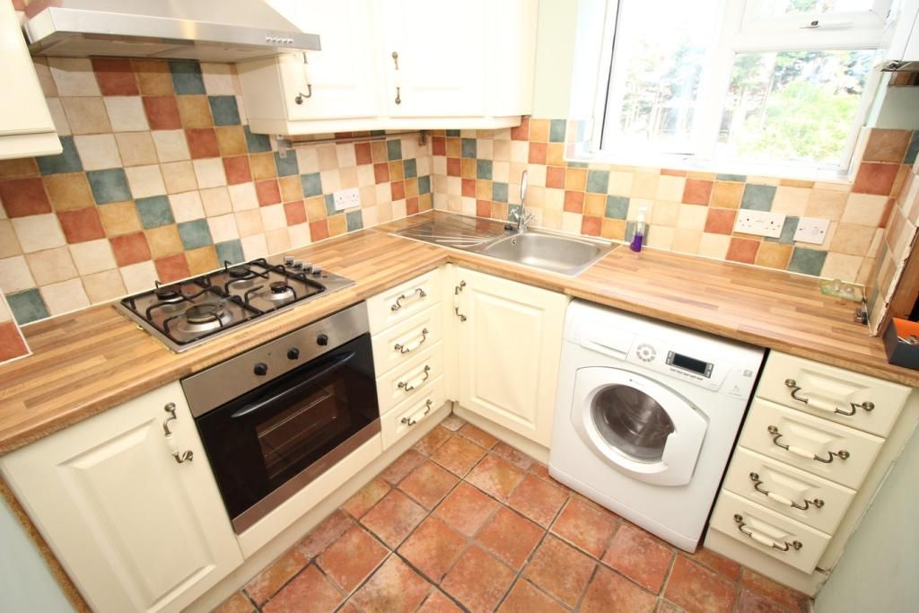 2 bed flat to rent in Parklands Court, Great West Road, Hounslow TW5