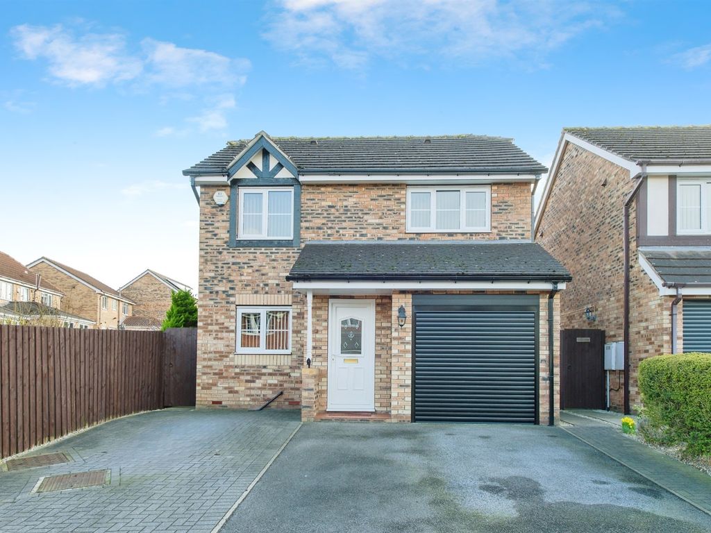 3 bed detached house for sale in Dunniwood Close, Castleford WF10, £