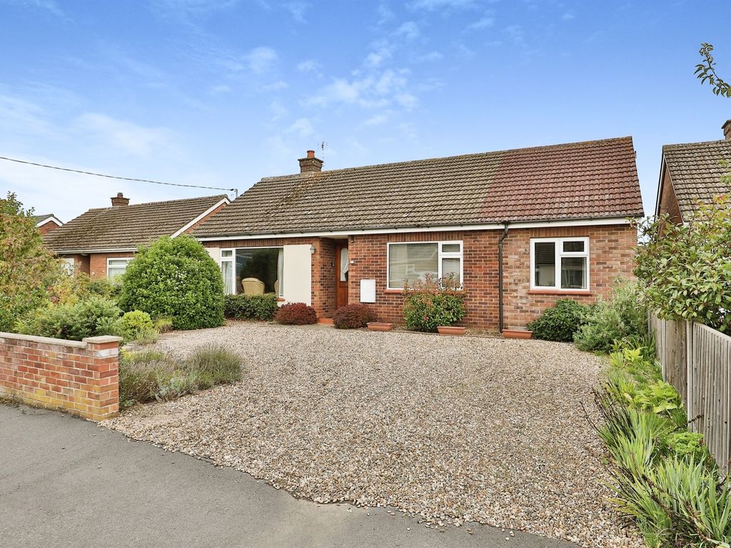 3 bed detached bungalow for sale in Smithtyne Avenue, Dereham NR19, £