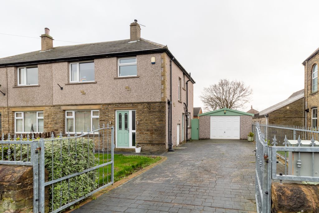 3 bed semidetached house for sale in Northowram Green, Northowram