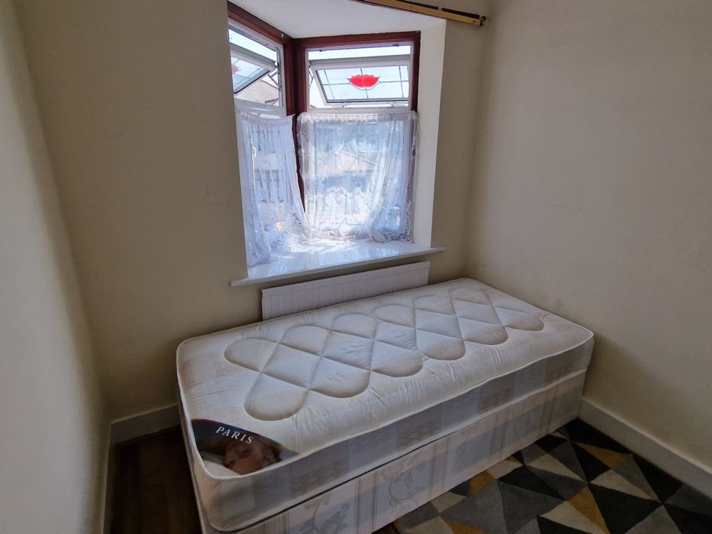 Room to rent in Melford Avenue, Room 7, Barking IG11, £625 pcm Zoopla