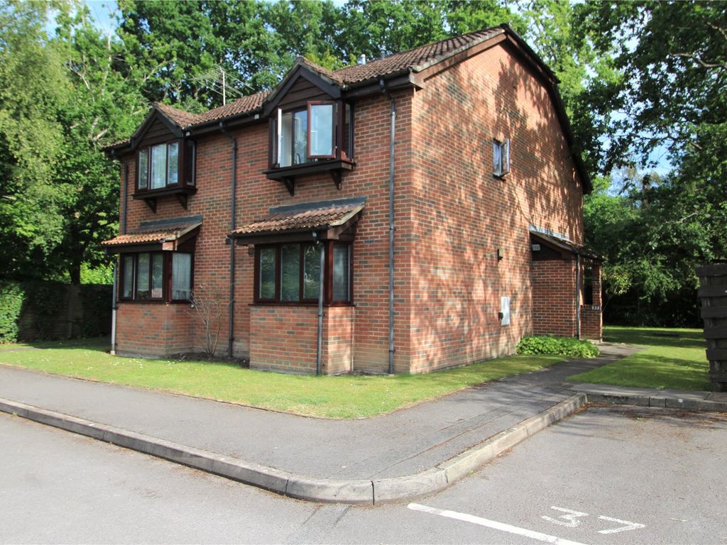 1 bed flat for sale in St. Michaels Close, Fleet, Hampshire GU51 Zoopla