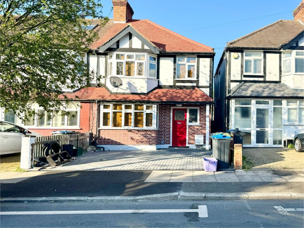 4 bed semidetached house to rent in Dahlia Gardens, Mitcham CR4, £