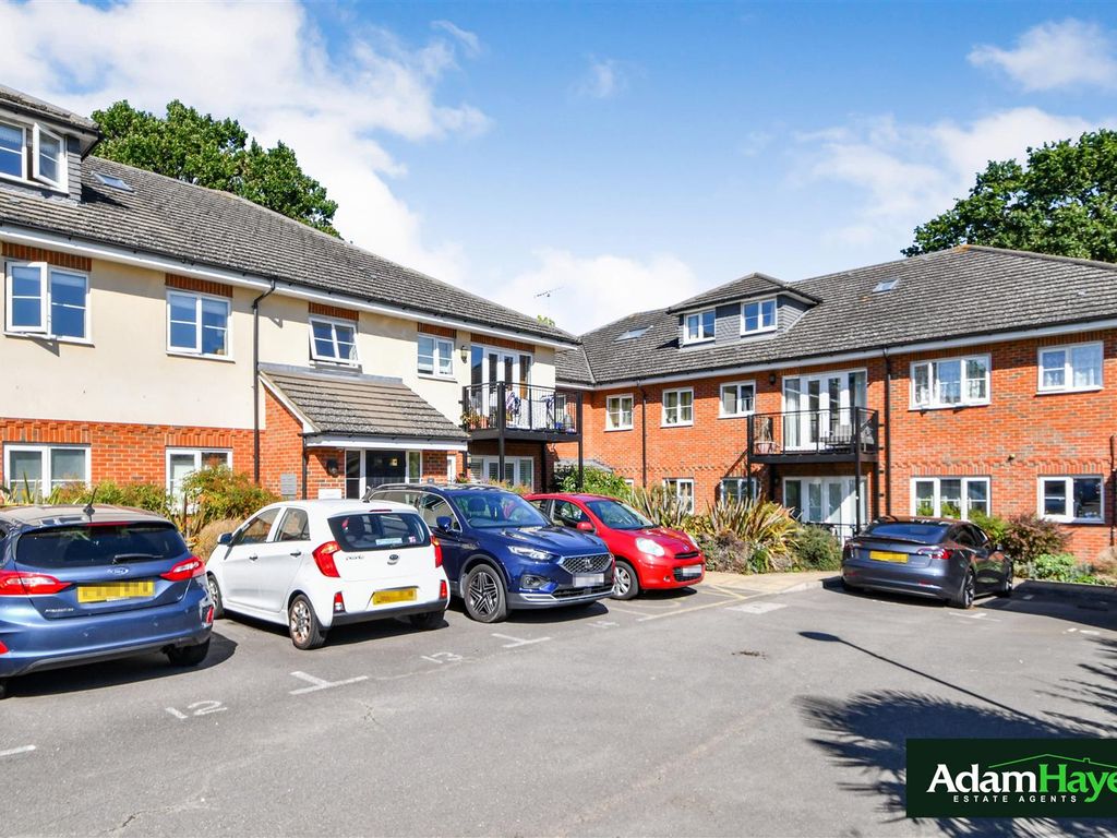 2 bed flat for sale in Cottonham Close, North Finchley N12, £395,000