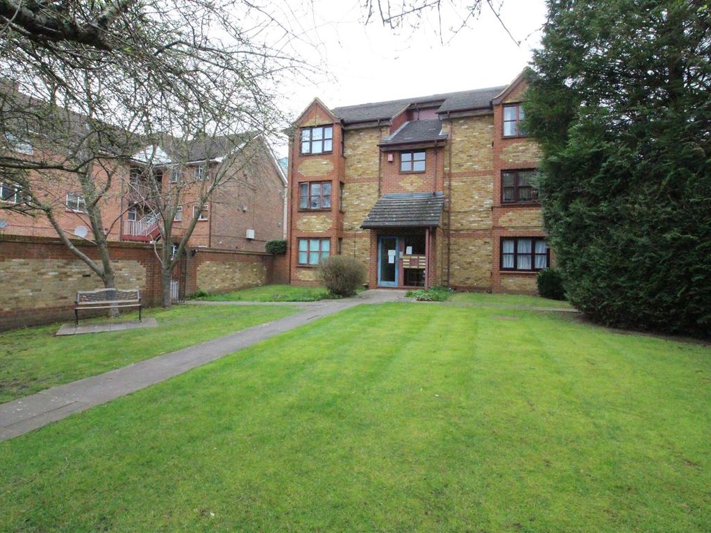 Studio to rent in Kendall Mews, Whitehall Road, Uxbridge UB8, £975 pcm