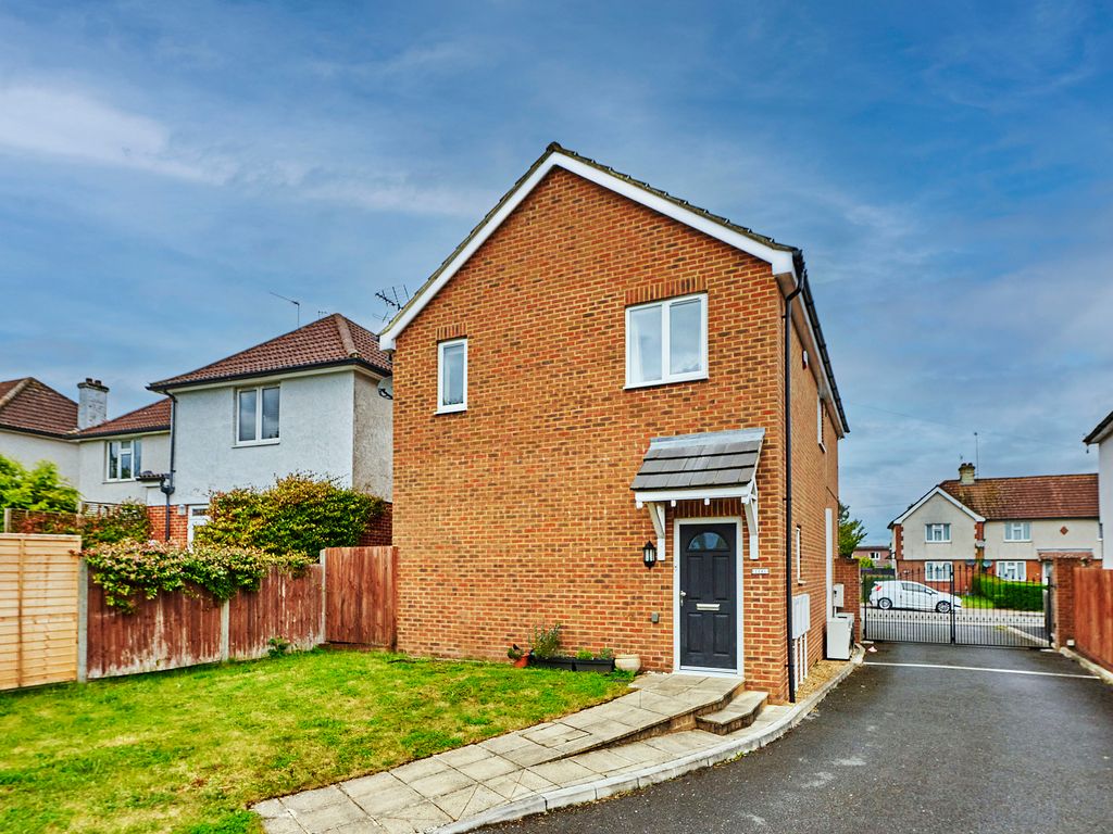 2 bed to rent in Westfield Road, Harpenden, Hertfordshire