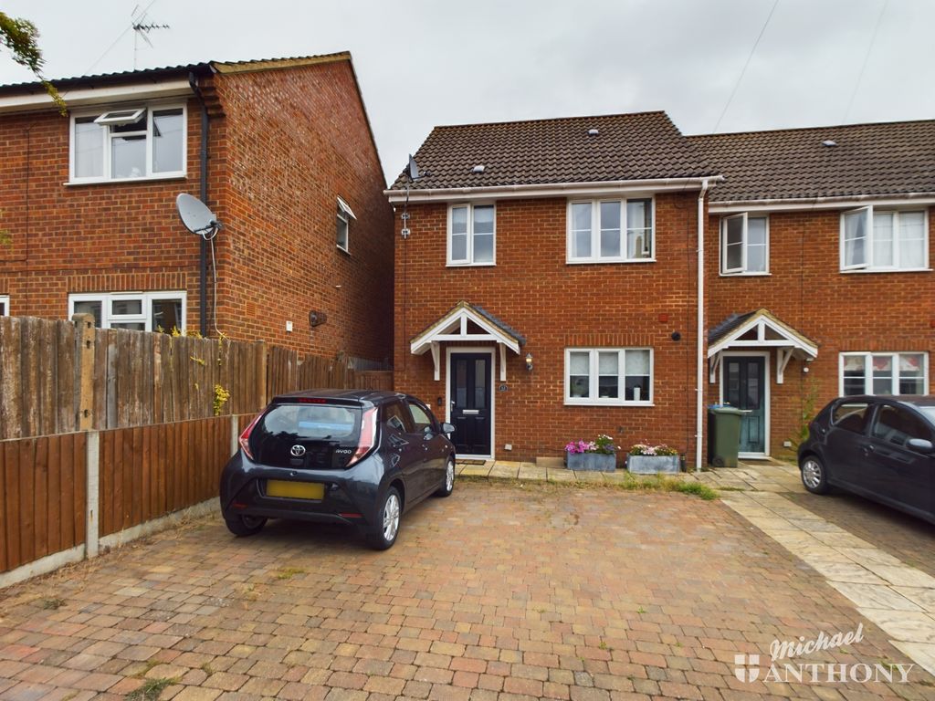 3 bed end terrace house for sale in St. Johns Street, Aylesbury HP20, £