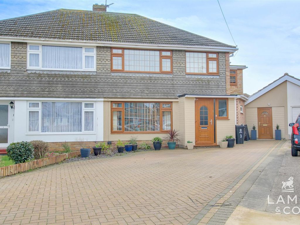 4 bed semidetached house for sale in Prince Charles Close, ClactonOn