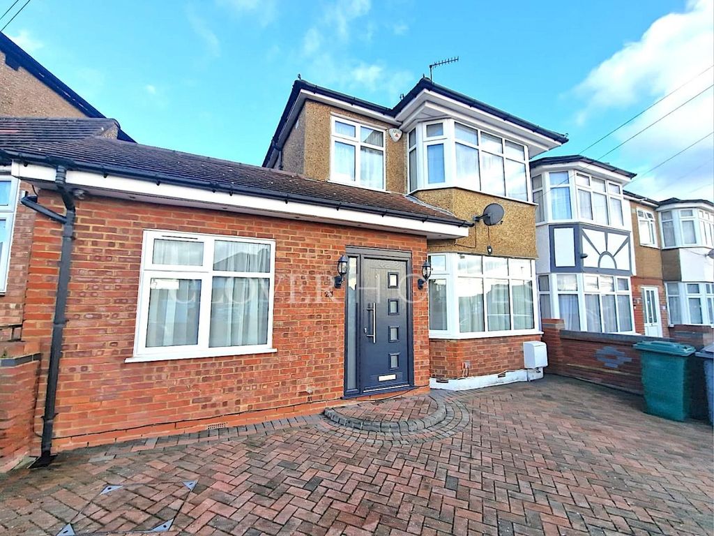 3 bed property for sale in Daneland, East EN4, £650,000 Zoopla