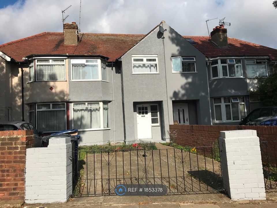 3 bed terraced house to rent in Ruislip Road, Greenford UB6, £2,350 pcm