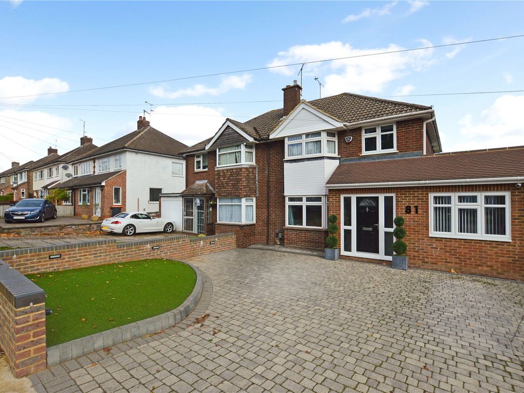 3 bed semidetached house for sale in Meadway, Dunstable, Bedfordshire
