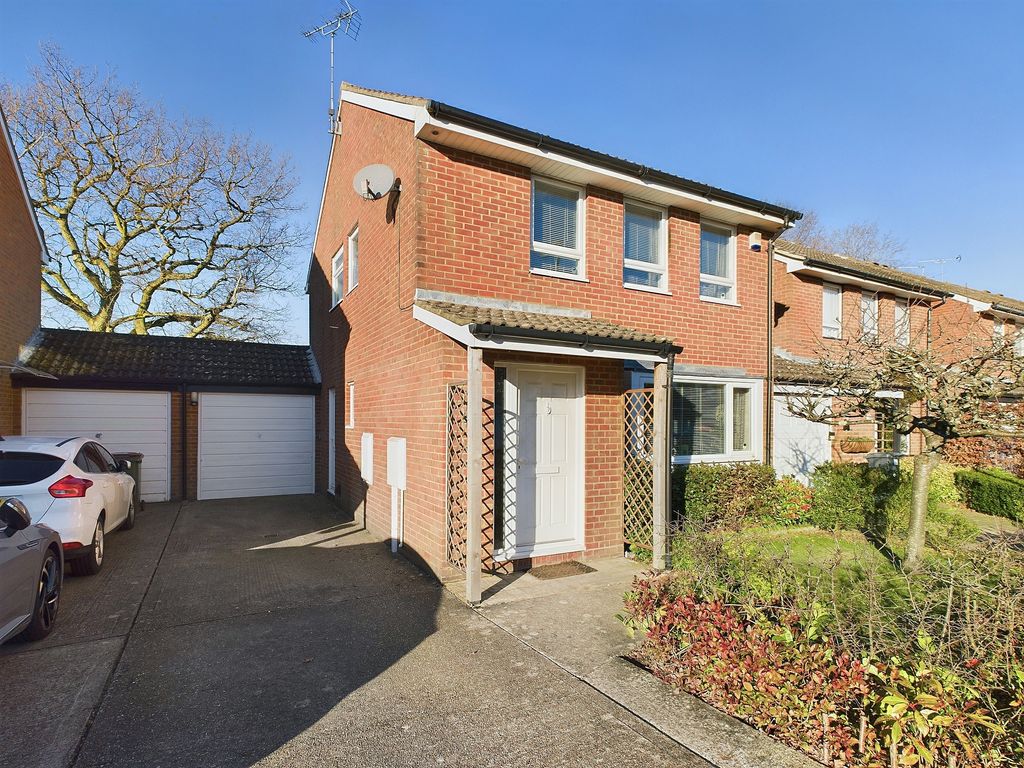 4 bed detached house for sale in Kestrel Close, Horsham, West Sussex