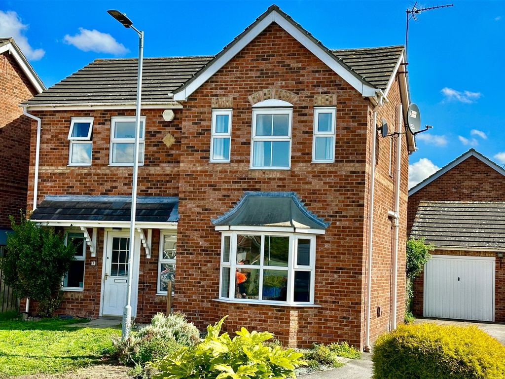 4 bed detached house for sale in Clearwater, Kingswood HU7, £210,000