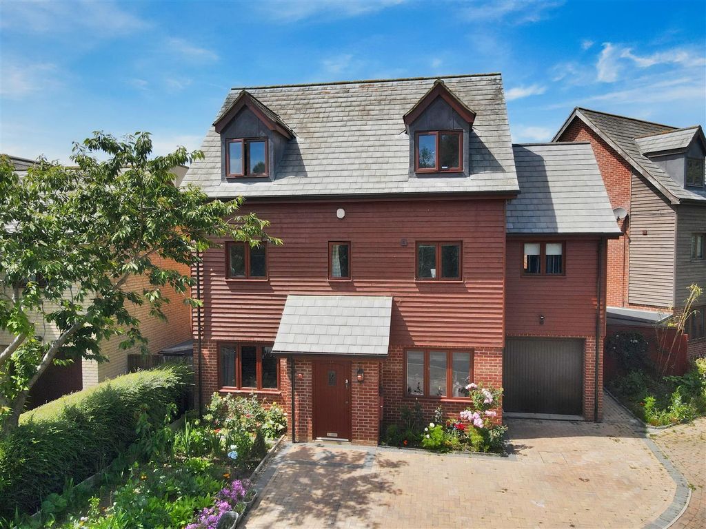 5 bed detached house to rent in Bewdley Grove, Broughton, Milton Keynes