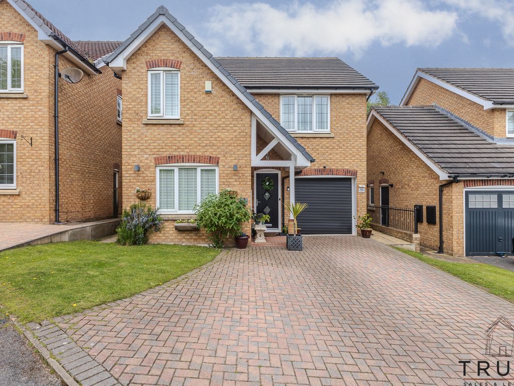 4 bed detached house for sale in Brow Wood Road, Birstall, Batley WF17