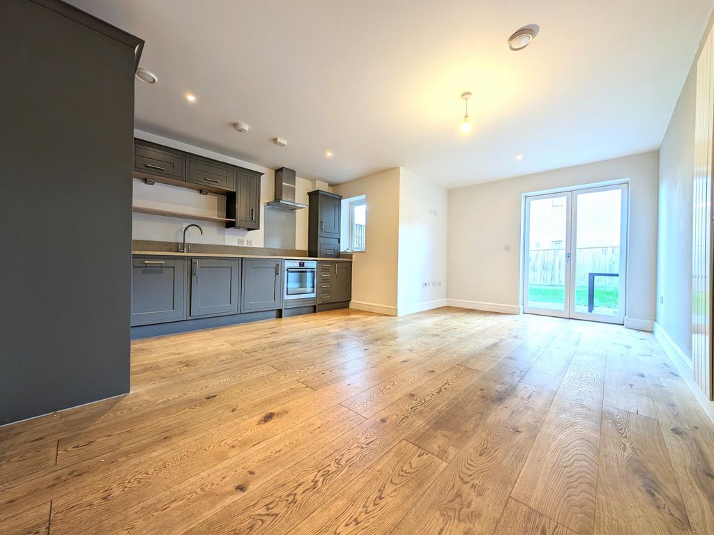 4 bed end terrace house to rent in Victoria Road, New