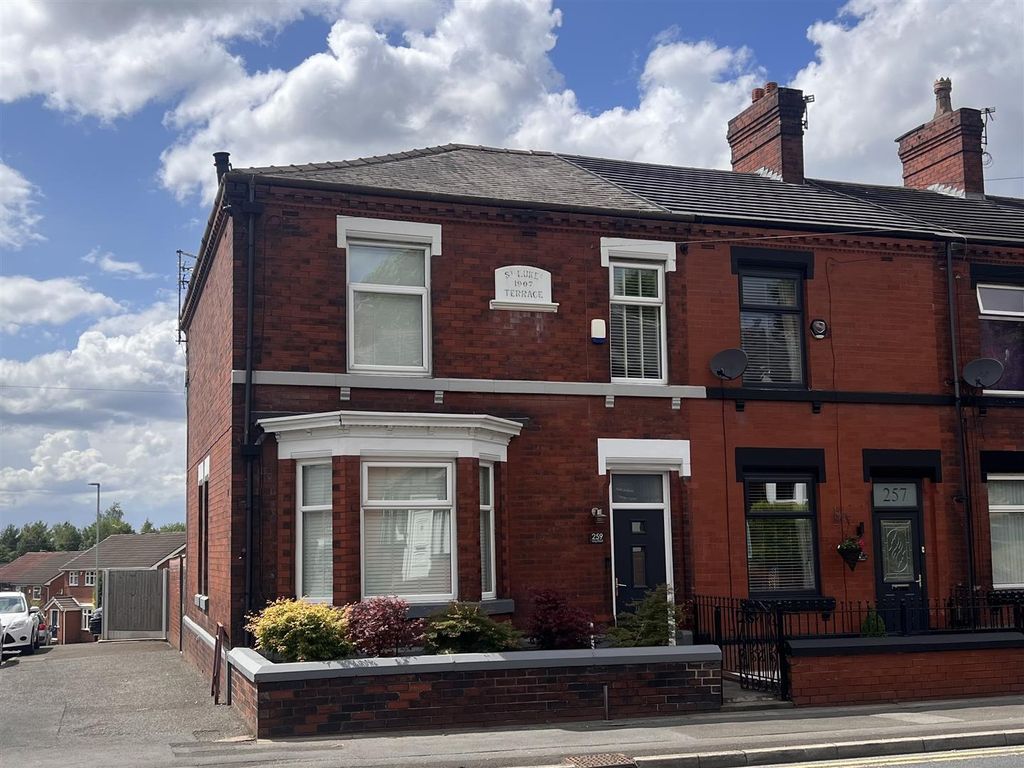 3 bed end terrace house for sale in King Street, Dukinfield SK16, £