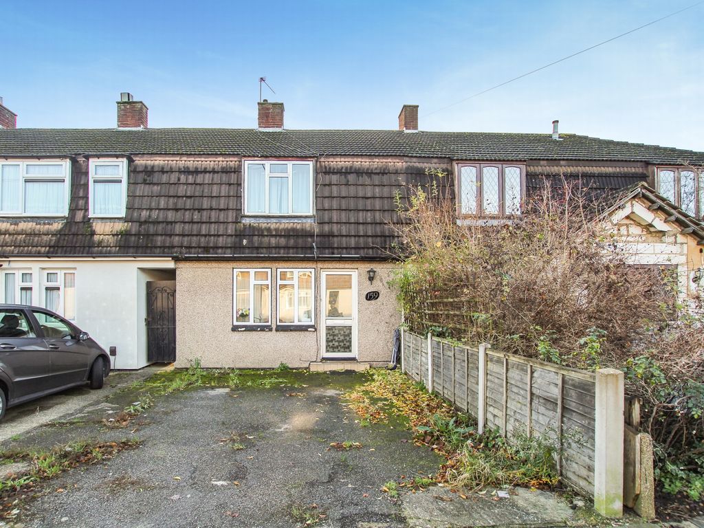 3 bed terraced house for sale in Harrow Crescent, Romford RM3, £300,000