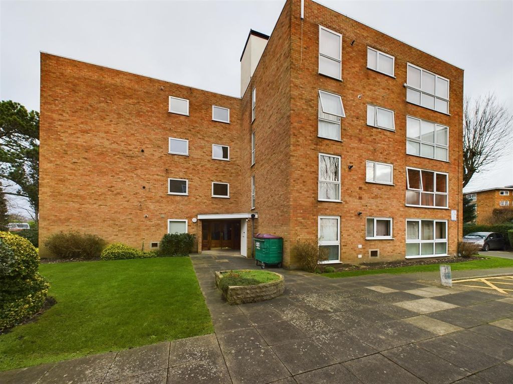 2 bed flat for sale in Harcourt Road, Wallington SM6, £300,000 Zoopla