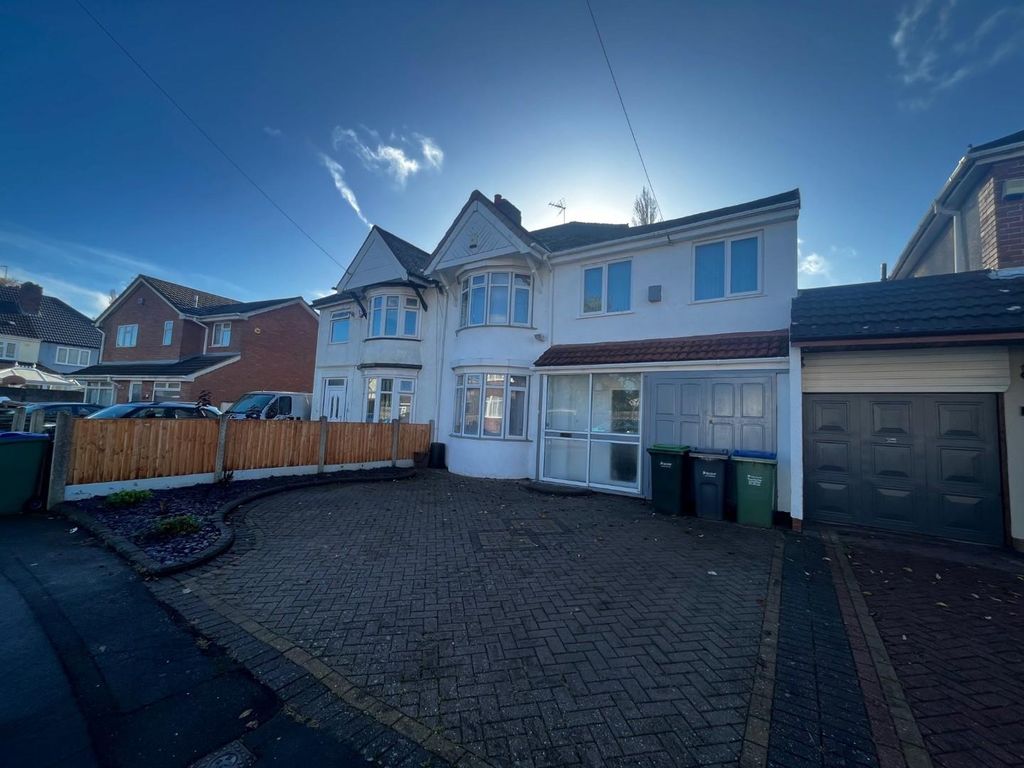 4 bed semidetached house to rent in Edward Road, Oldbury B68, £1,400