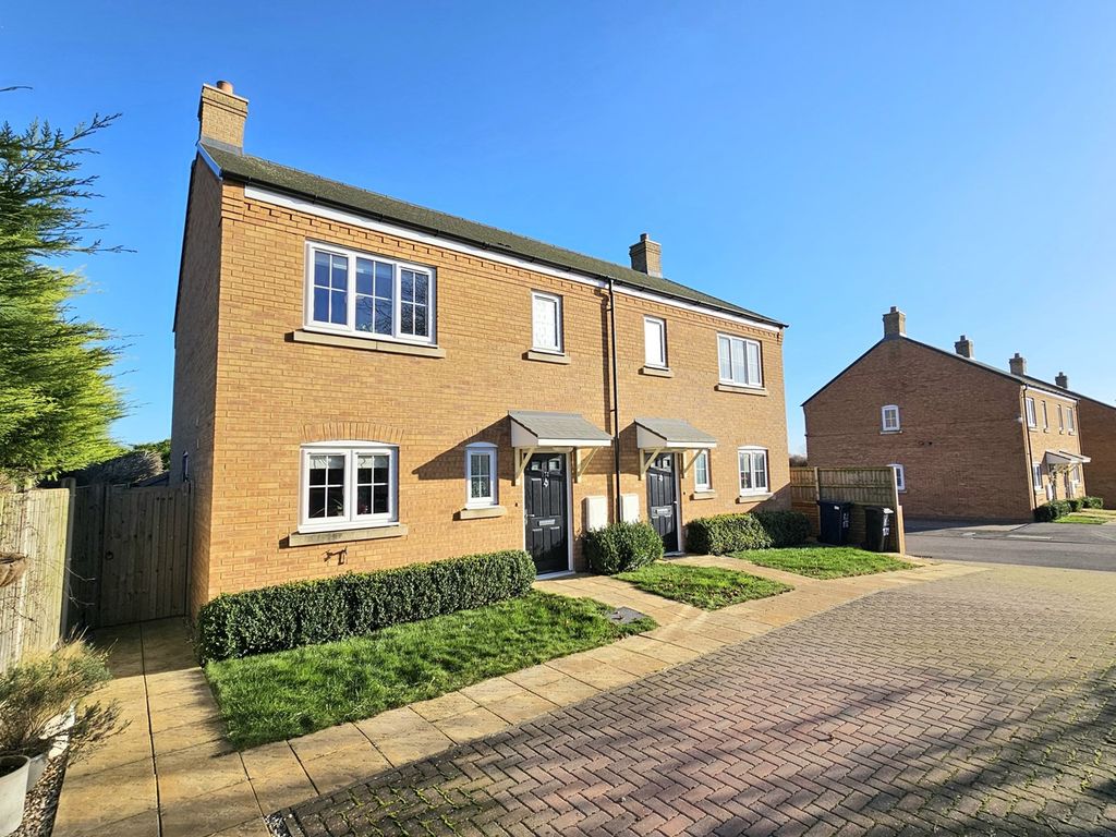 3 bed semidetached house for sale in Ermine Street, Caxton, Cambridge