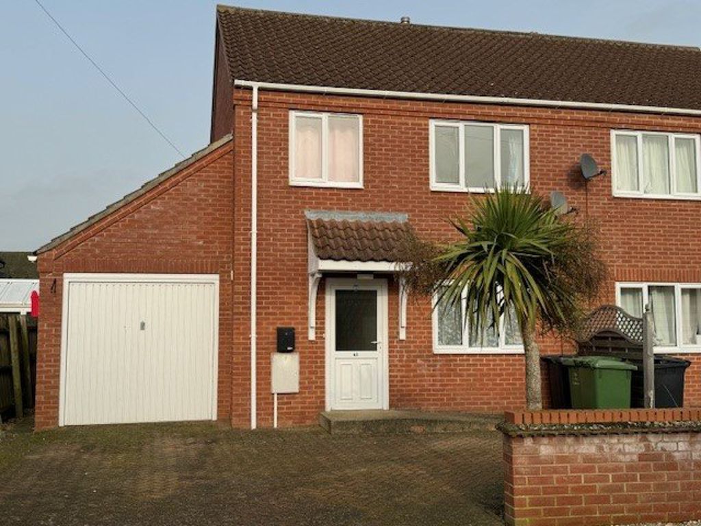 3 bed semidetached house to rent in Priory Road, North Wootton, King's