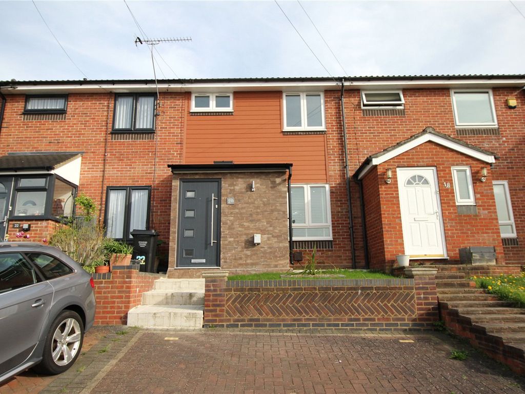 3 bed terraced house to rent in The Foxgloves, Billericay CM12, £1,725