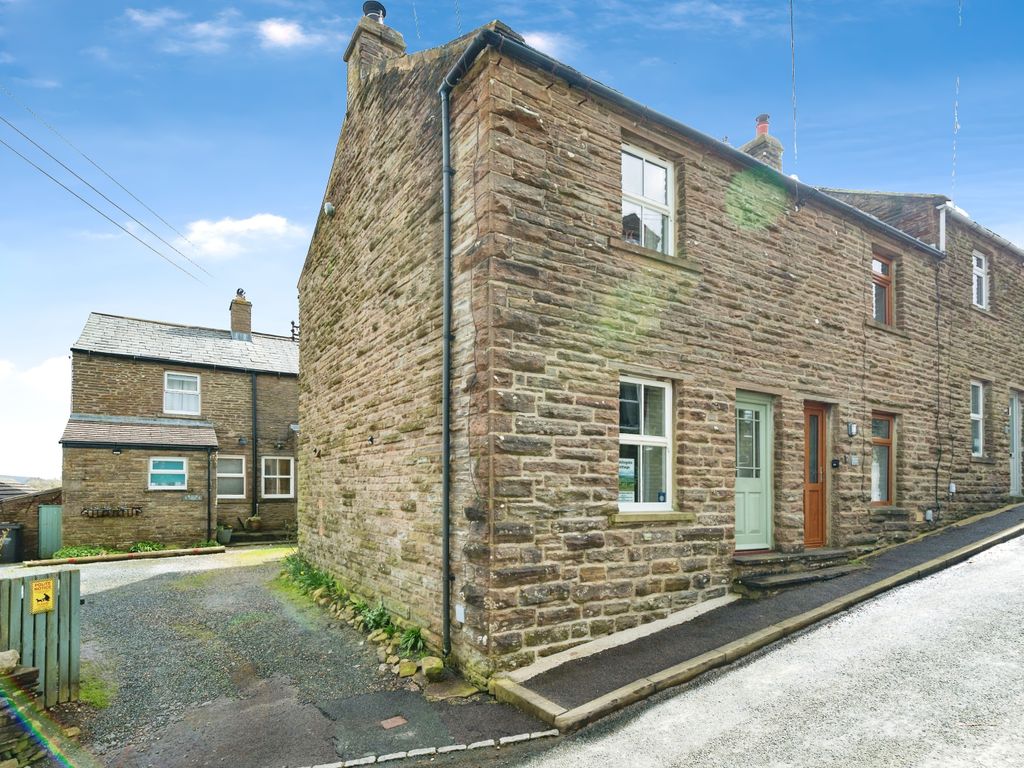 2 bed end terrace house for sale in Middlegate, Hawes DL8, £187,500