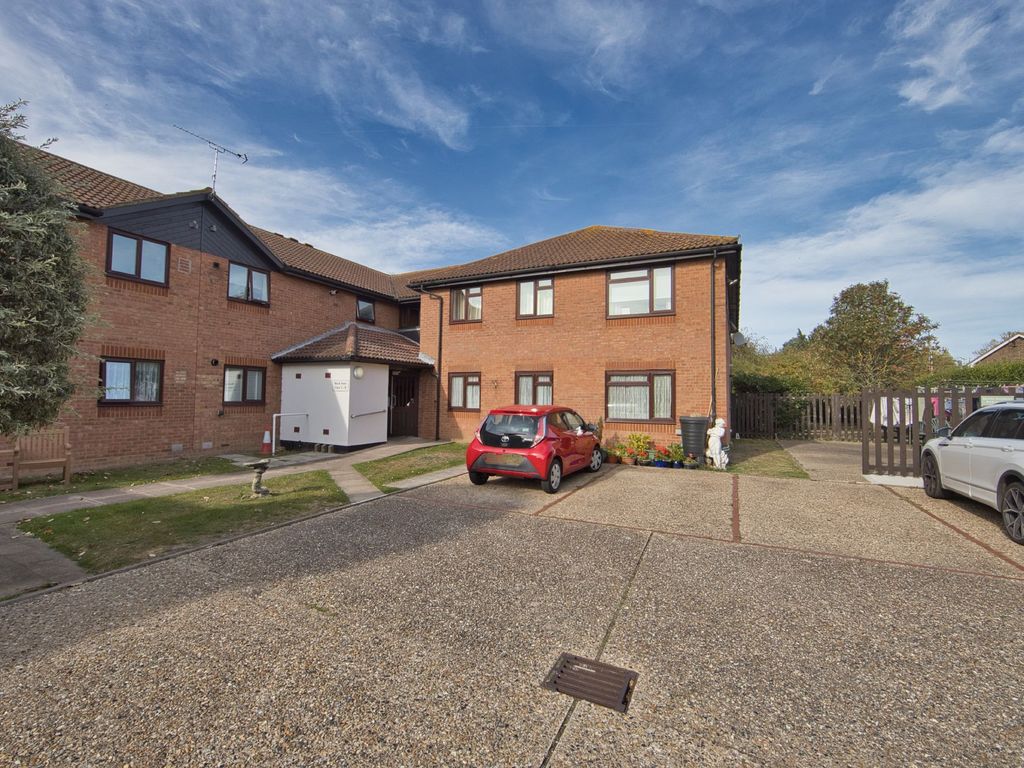 2 bed flat for sale in Roselawn Gardens, Margate CT9, £140,000 Zoopla