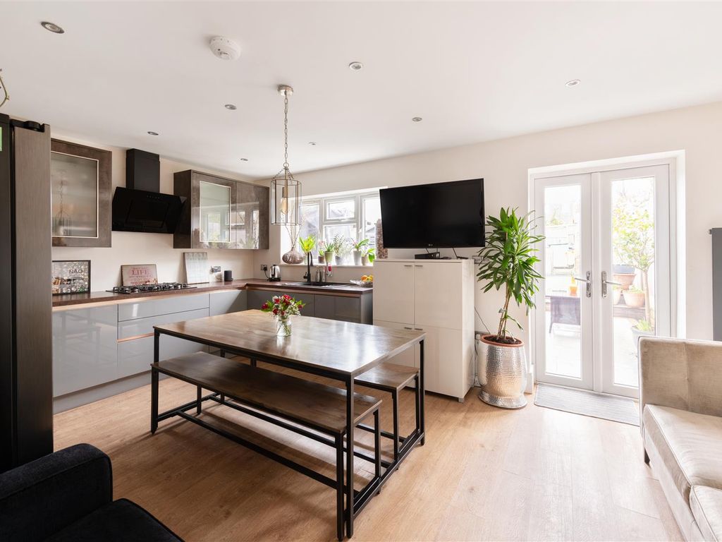 4 bed property for sale in Stroud Crescent, London SW15, £650,000 Zoopla