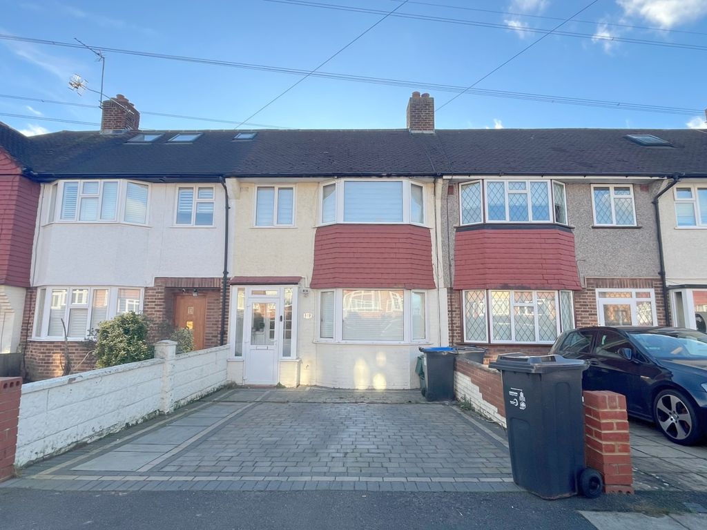 3 bed terraced house to rent in Lynmouth Avenue, Morden SM4, £2,250 pcm