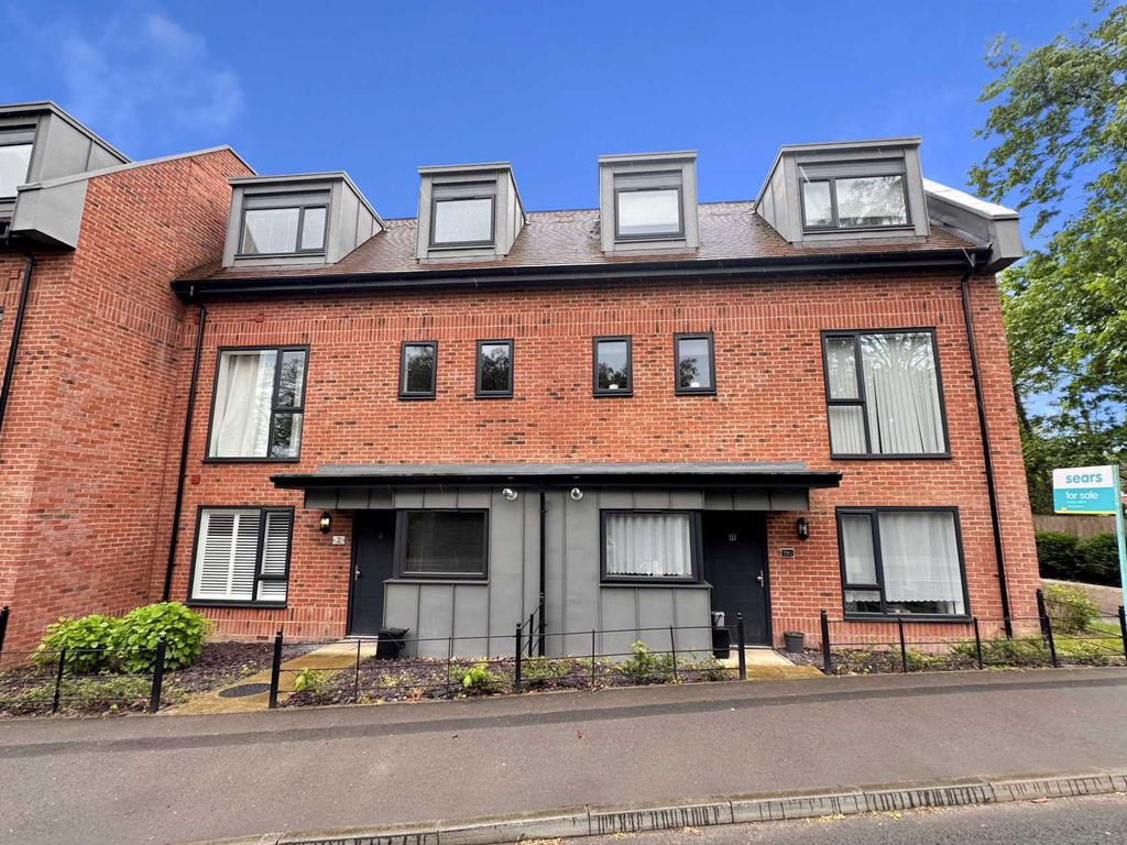2 bed flat for sale in Broad Lane, Bracknell RG12, £260,000 Zoopla