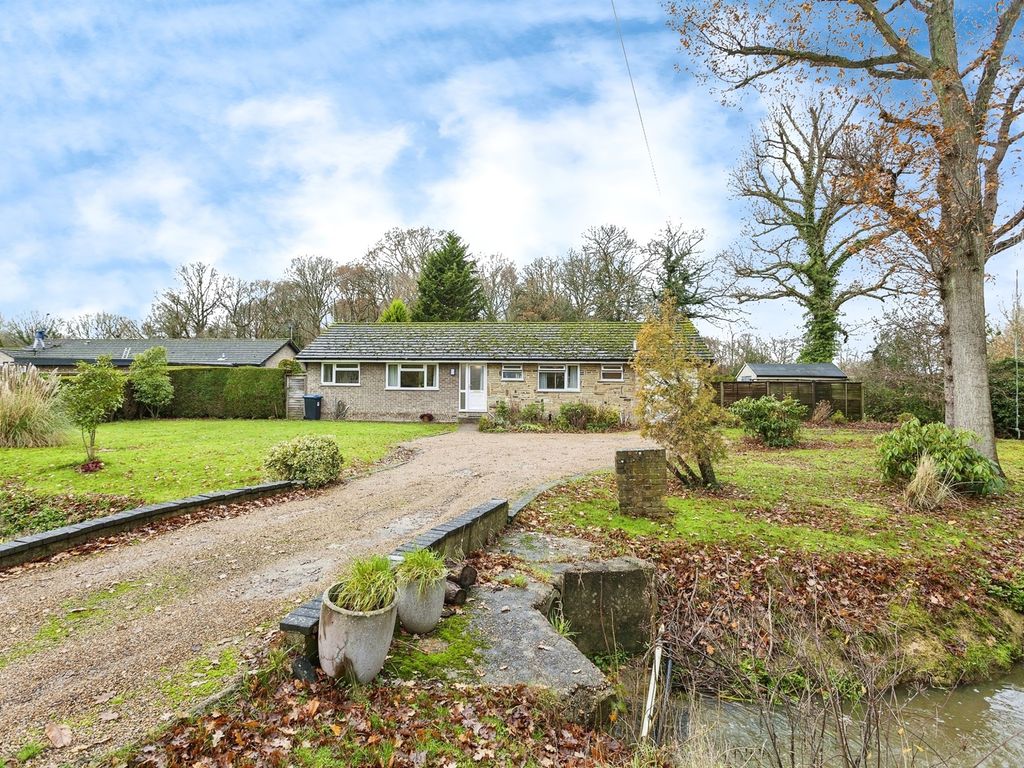 4 bed detached bungalow for sale in Redehall Road, Smallfield, Horley