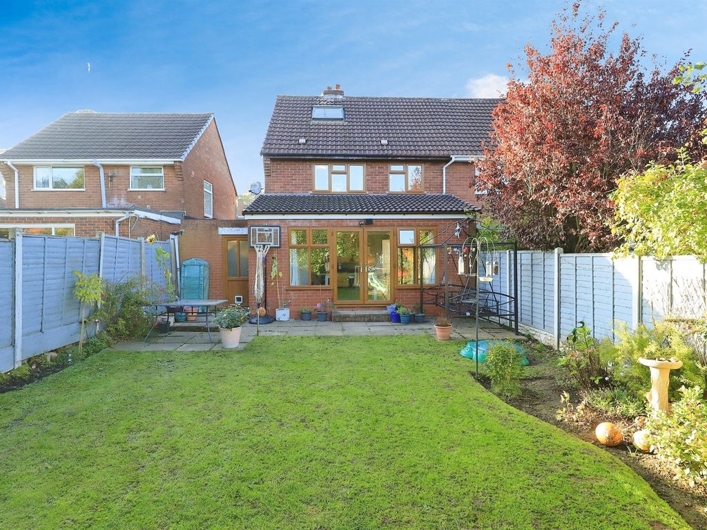 4 bed semidetached house for sale in Windsor Gardens, Castlecroft