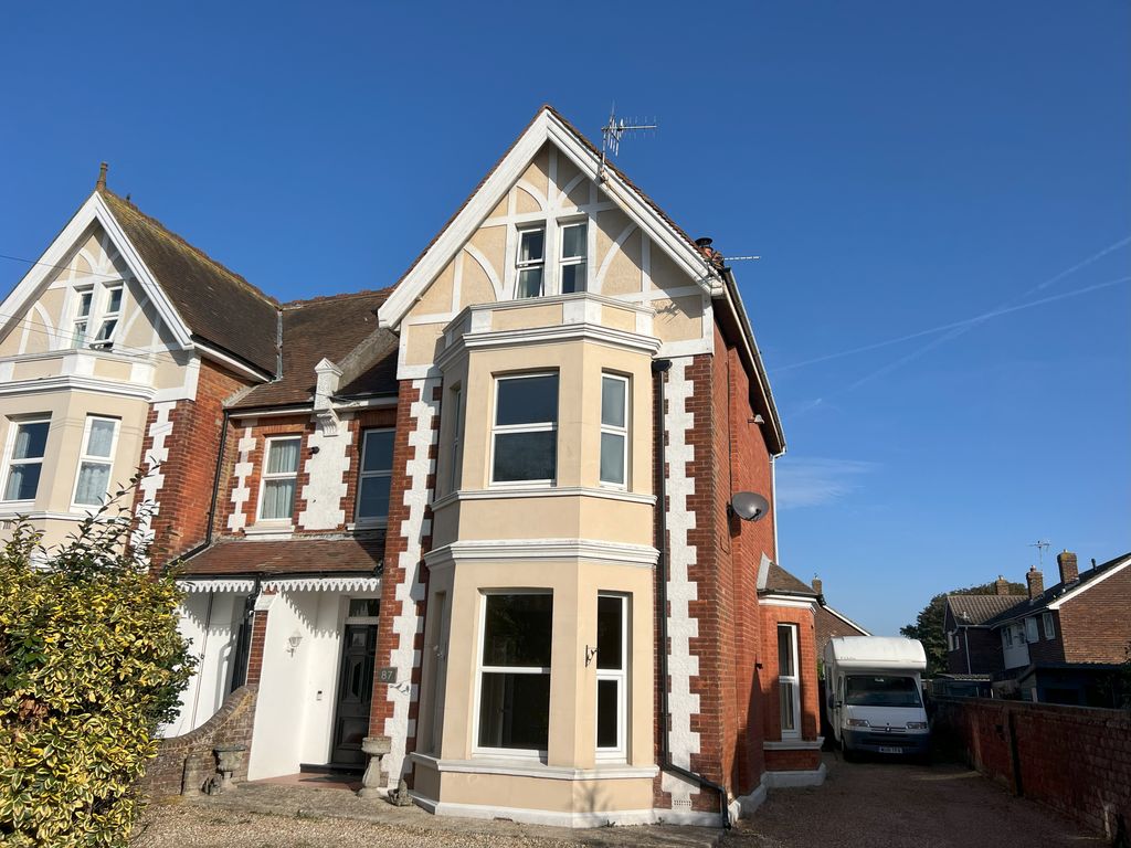 2 bed flat to rent in Wrestwood Road, BexhillOnSea TN40, £1,200 pcm