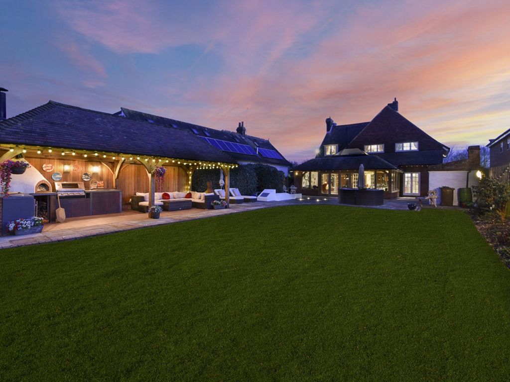 4 bed detached house for sale in Hollywood Lane, Wainscott, Rochester