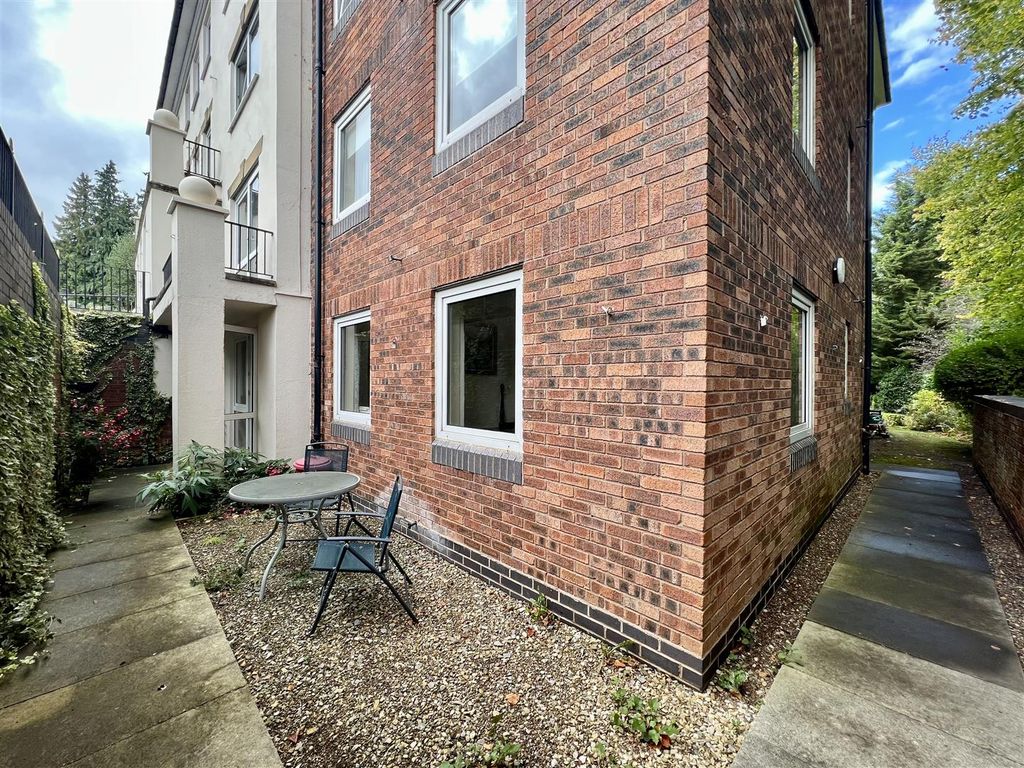 2 bed flat for sale in Worcester Road, Malvern WR14, £85,000 Zoopla