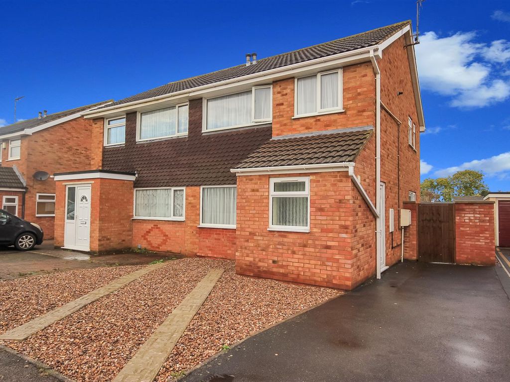 3 bed semidetached house for sale in Torrington Crescent