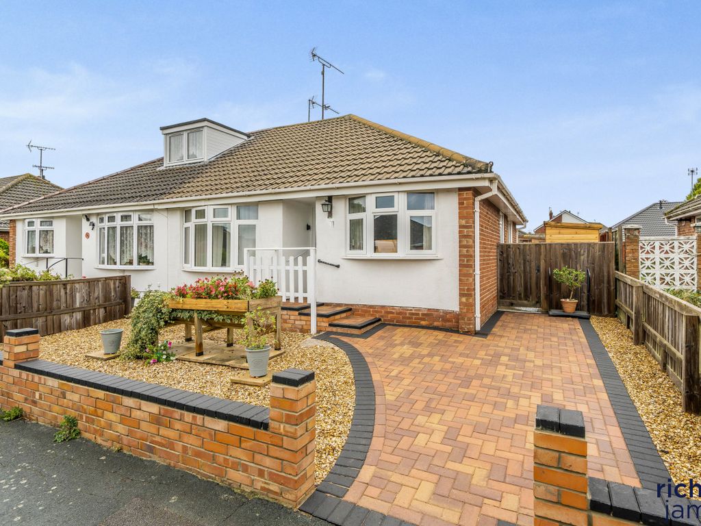2 bed semidetached bungalow for sale in Wharf Road, Wroughton, Swindon