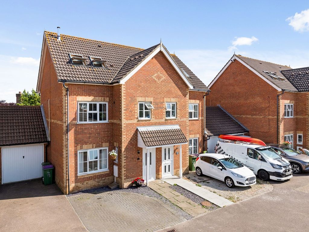 4 bed semidetached house for sale in Ingram Close, Hawkinge