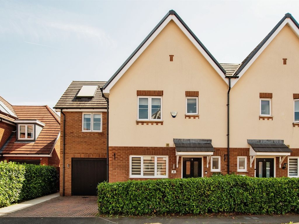 3 bed semidetached house for sale in Burbridge Road, Leavesden