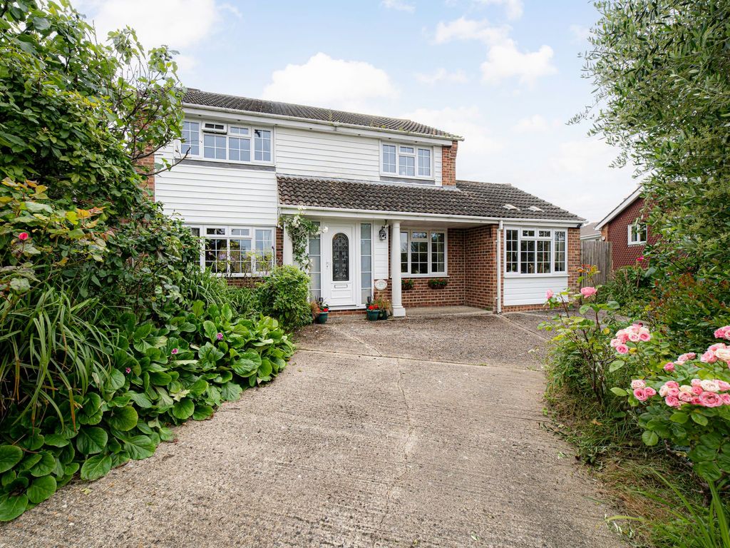 4 bed detached house for sale in Malvern Road, Ashford TN24, £595,000
