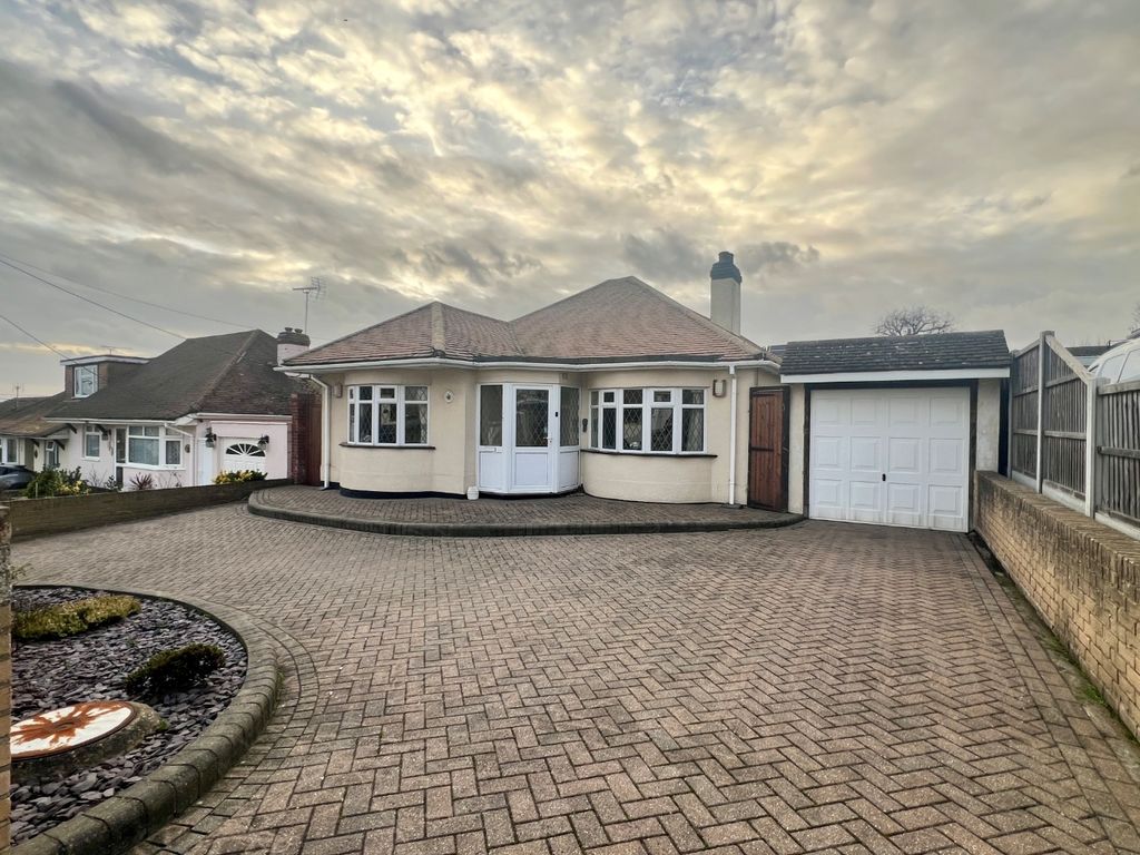 3 bed detached bungalow to rent in Clarence Road, Benfleet SS7, £1,600