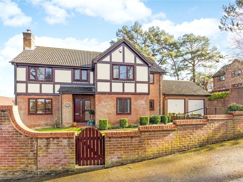 5 bed detached house for sale in Benthall Gardens, Kenley CR8, £899,950