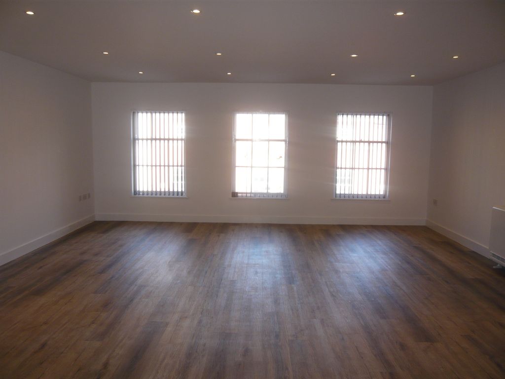 2 bed flat to rent in High Street, Doncaster DN1, £750 pcm Zoopla