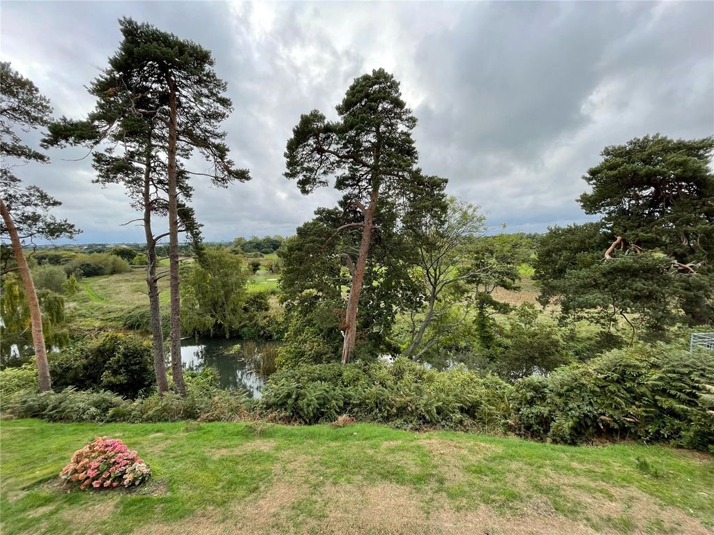 2 bed flat for sale in Hurn Road, Christchurch BH23 Zoopla