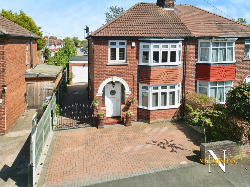 3 bed semidetached house for sale in Harewood Avenue, Retford