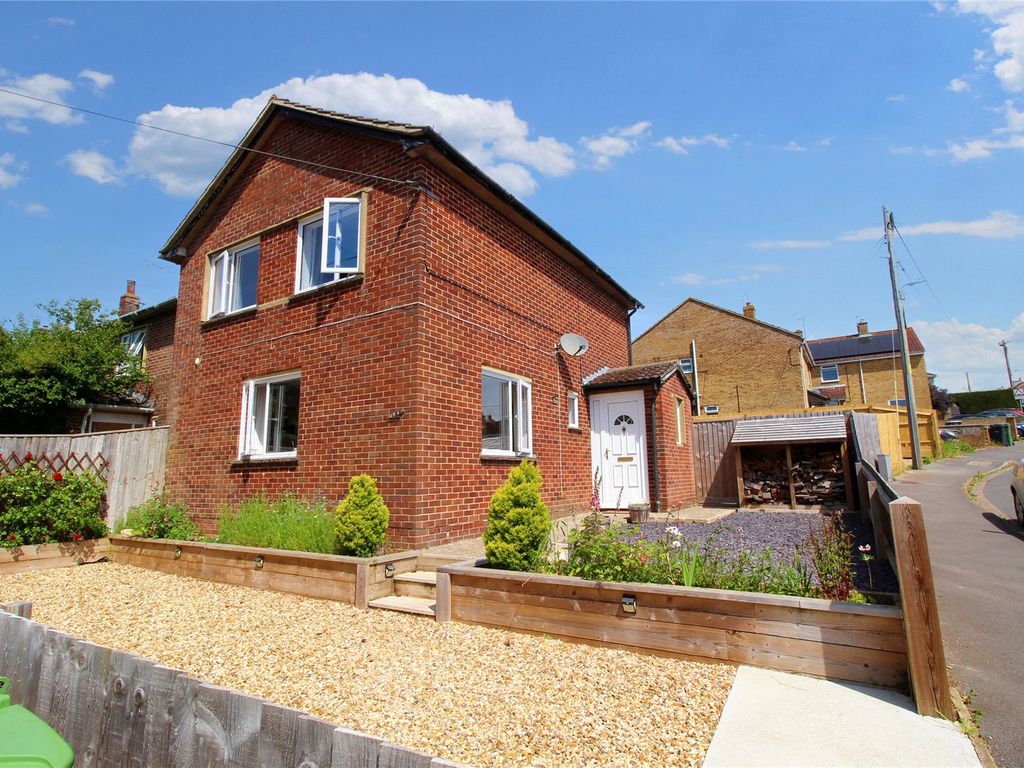 3 bed end terrace house for sale in Andover Road, Ludgershall, Andover