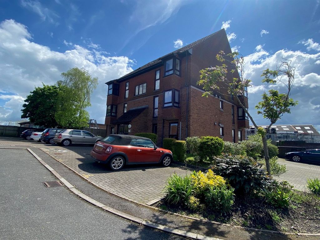 Studio to rent in Meon Close, Petersfield, Hampshire GU32 Zoopla