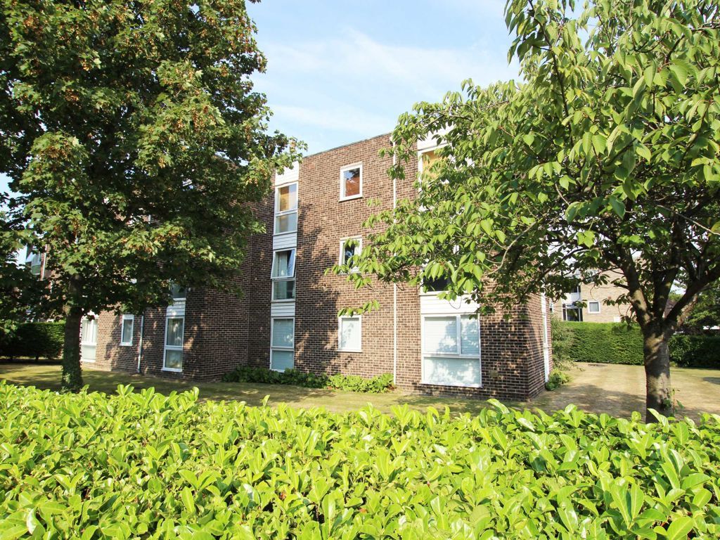 2 bed flat to rent in Lambourn Grove, Norbiton, Kingston Upon Thames